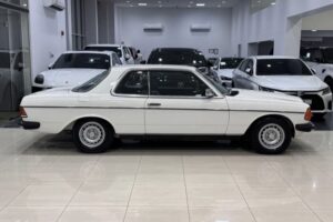للبيع: مرسيدس بنز 280C موديل 1985 بحالة ممتازة – أناقة كلاسيكية، مُحافظة جيدًا، وعدد كيلومترات منخفض