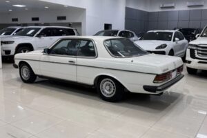 للبيع: مرسيدس بنز 280C موديل 1985 بحالة ممتازة – أناقة كلاسيكية، مُحافظة جيدًا، وعدد كيلومترات منخفض