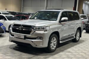 2018 Toyota Land Cruiser GXR V8: Premium Off-Road SUV with Advanced Features
