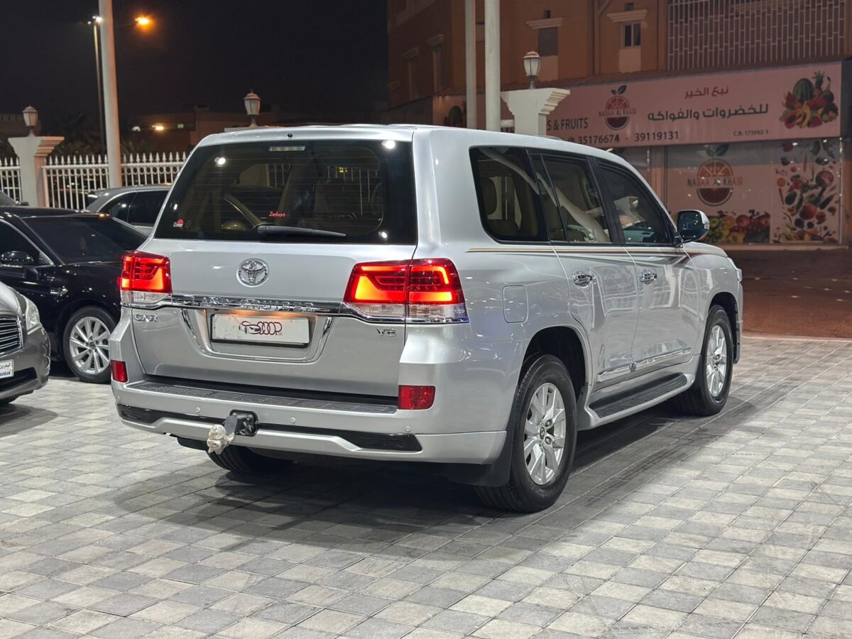 2018 Toyota Land Cruiser GXR V8: Premium Off-Road SUV with Advanced Features