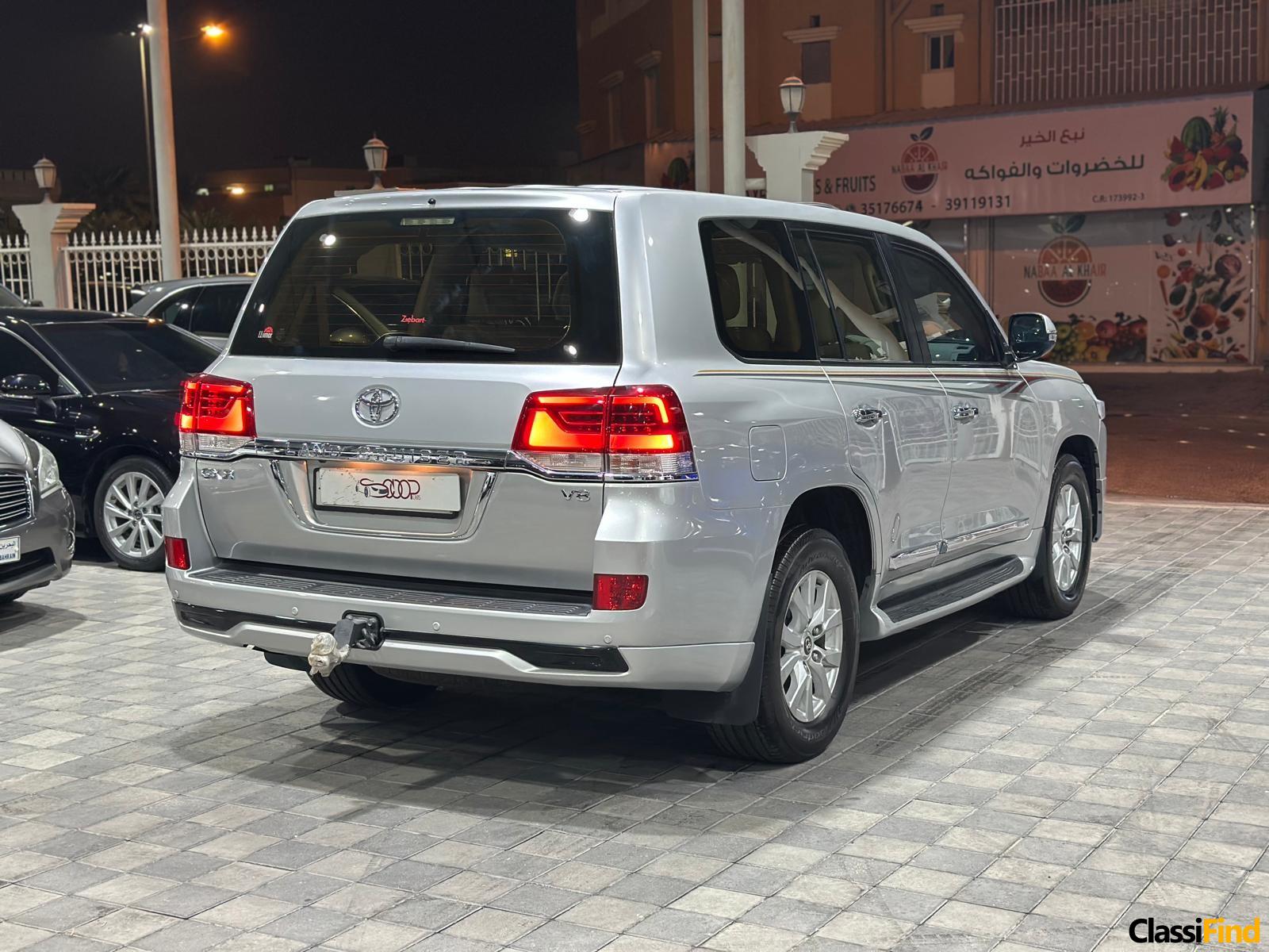 2018 Toyota Land Cruiser GXR V8: Premium Off-Road SUV with Advanced Features