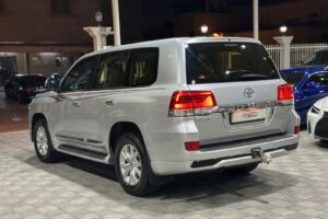 2018 Toyota Land Cruiser GXR V8: Premium Off-Road SUV with Advanced Features