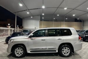 2018 Toyota Land Cruiser GXR V8: Premium Off-Road SUV with Advanced Features