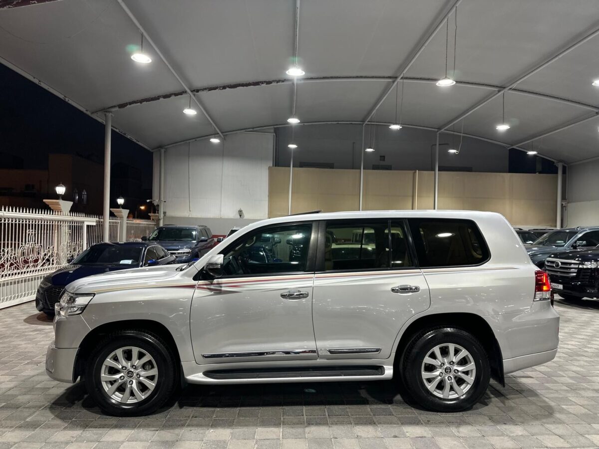 2018 Toyota Land Cruiser GXR V8: Premium Off-Road SUV with Advanced Features