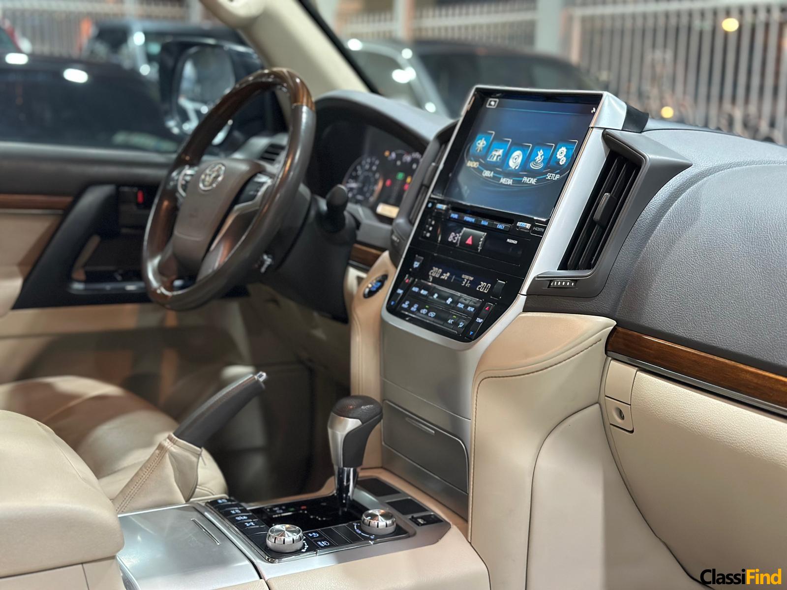 2018 Toyota Land Cruiser GXR V8: Premium Off-Road SUV with Advanced Features