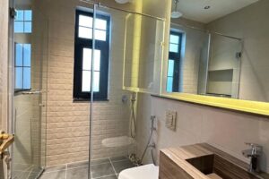 فيلا للبيع في جزيرة دلمونيا مصممة بطريقة مبتكرة وأنيقة ارتفاع مزدوج