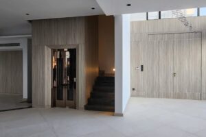 فيلا للبيع في جزيرة دلمونيا مصممة بطريقة مبتكرة وأنيقة ارتفاع مزدوج