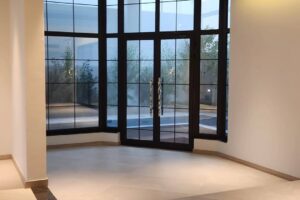 فيلا للبيع في جزيرة دلمونيا مصممة بطريقة مبتكرة وأنيقة ارتفاع مزدوج