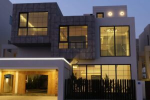 فيلا للبيع في جزيرة دلمونيا مصممة بطريقة مبتكرة وأنيقة ارتفاع مزدوج