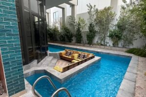 فيلا للبيع في جزيرة دلمونيا مصممة بطريقة مبتكرة وأنيقة ارتفاع مزدوج