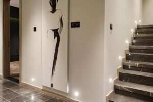 فيلا للبيع في جزيرة دلمونيا مصممة بطريقة مبتكرة وأنيقة ارتفاع مزدوج