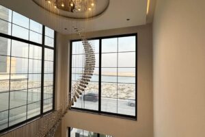 فيلا للبيع في جزيرة دلمونيا مصممة بطريقة مبتكرة وأنيقة ارتفاع مزدوج