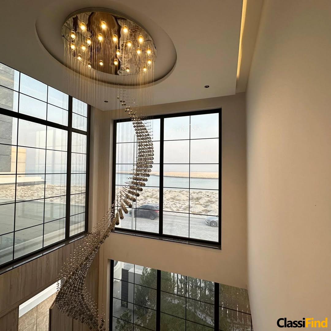 فيلا للبيع في جزيرة دلمونيا مصممة بطريقة مبتكرة وأنيقة ارتفاع مزدوج