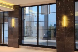 فيلا للبيع في جزيرة دلمونيا مصممة بطريقة مبتكرة وأنيقة ارتفاع مزدوج