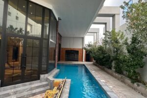 فيلا للبيع في جزيرة دلمونيا مصممة بطريقة مبتكرة وأنيقة ارتفاع مزدوج