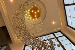 فيلا للبيع في جزيرة دلمونيا مصممة بطريقة مبتكرة وأنيقة ارتفاع مزدوج