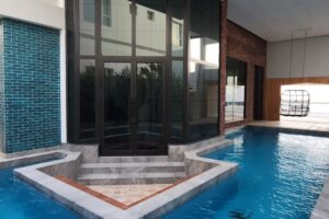 فيلا للبيع في جزيرة دلمونيا مصممة بطريقة مبتكرة وأنيقة ارتفاع مزدوج