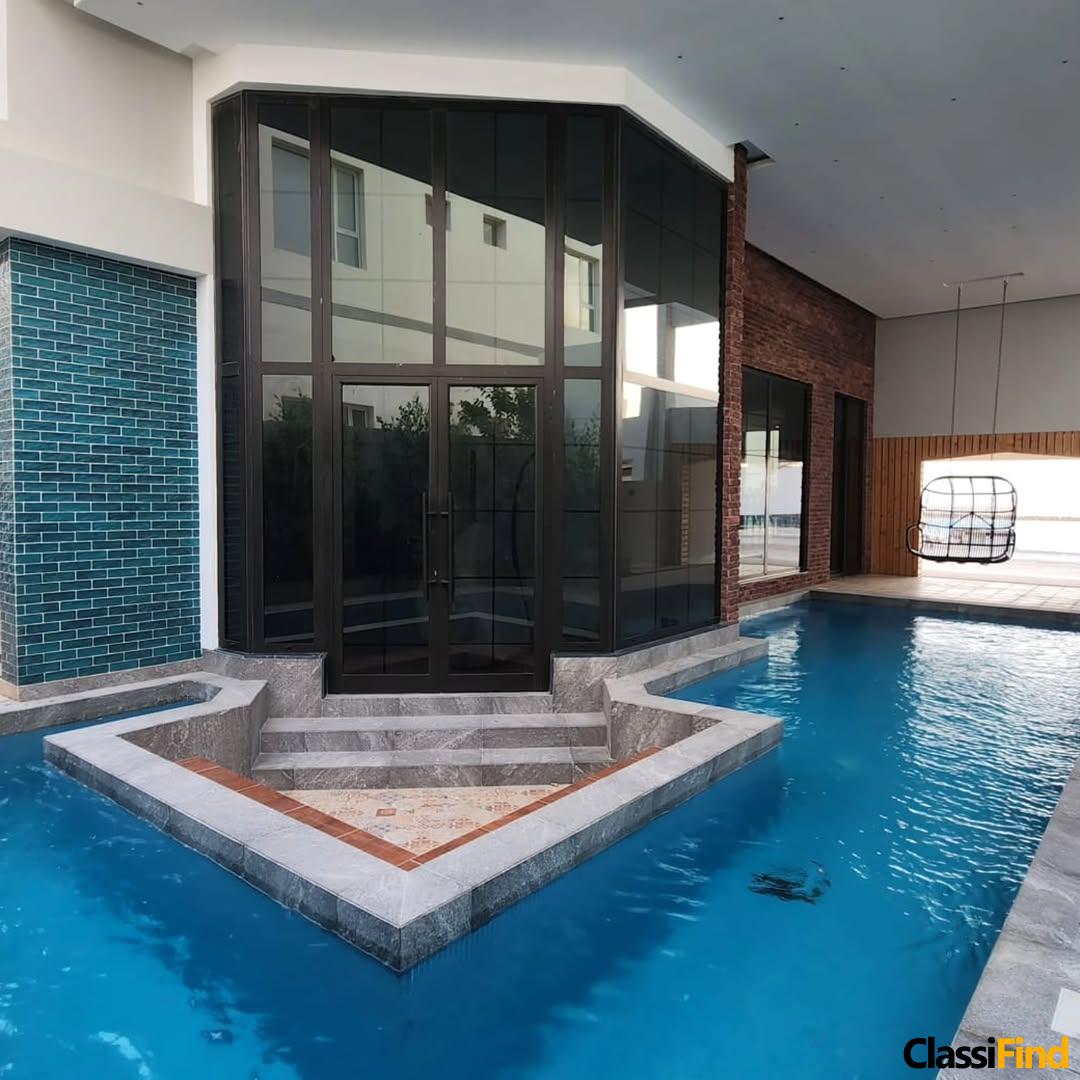 فيلا للبيع في جزيرة دلمونيا مصممة بطريقة مبتكرة وأنيقة ارتفاع مزدوج