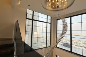 فيلا للبيع في جزيرة دلمونيا مصممة بطريقة مبتكرة وأنيقة ارتفاع مزدوج