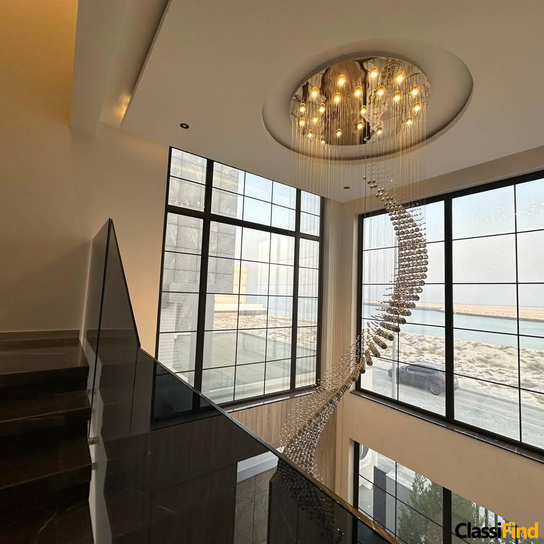 فيلا للبيع في جزيرة دلمونيا مصممة بطريقة مبتكرة وأنيقة ارتفاع مزدوج