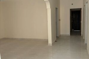 للإيجار: شقة في الطابق الأرضي مع مساحة خارجية