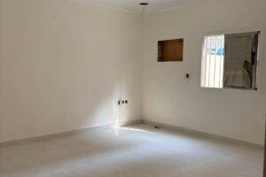 للإيجار: شقة في الطابق الأرضي مع مساحة خارجية