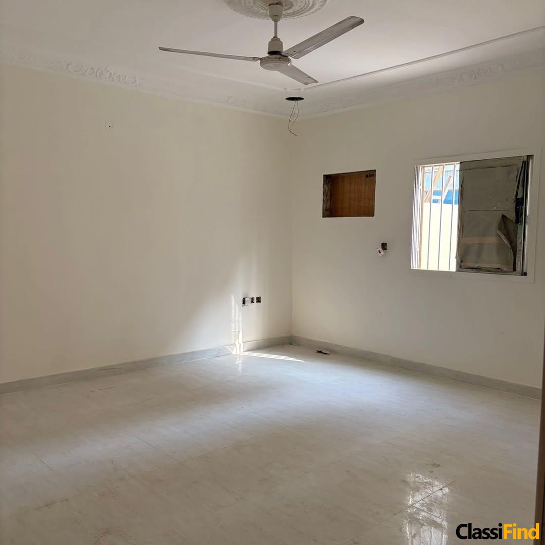 للإيجار: شقة في الطابق الأرضي مع مساحة خارجية