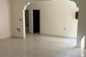 للإيجار: شقة في الطابق الأرضي مع مساحة خارجية