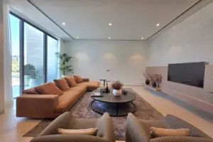 فيلا فاخرة في الريف – حياة حصرية على الواجهة البحرية