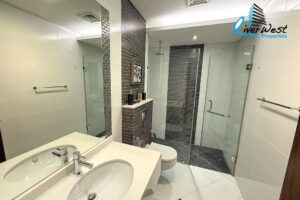 Spacious 1-bedroom haven with stunning city views in Juffair 🏙️