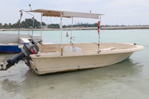 For sale: 18-foot Kuwaiti-made boat