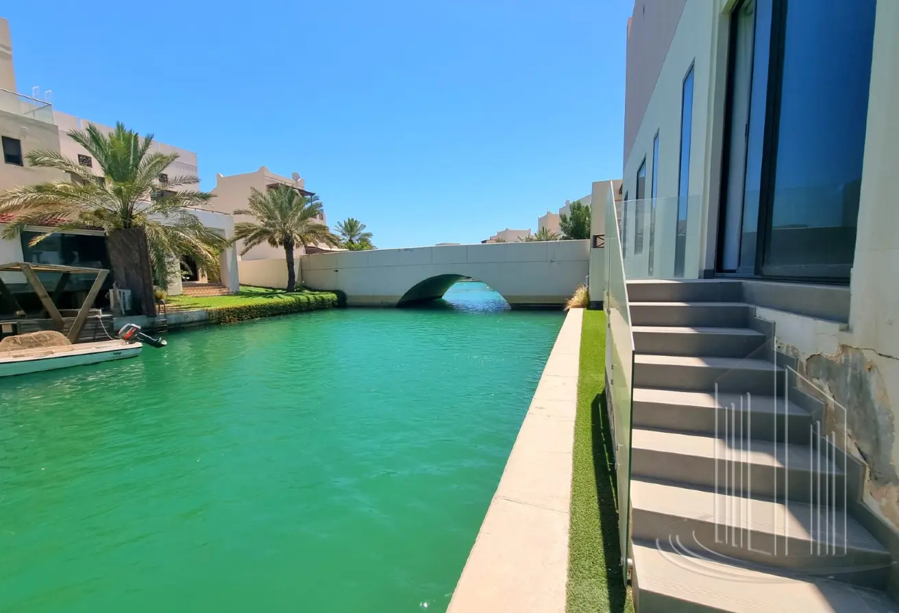 Refurbished Corner Villa with Amazing Canal View