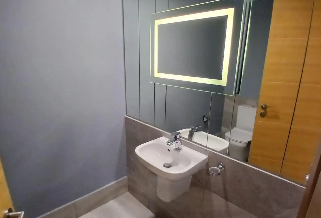 Luxury 2BR | Housekeeping | Gym Pool | Sea View