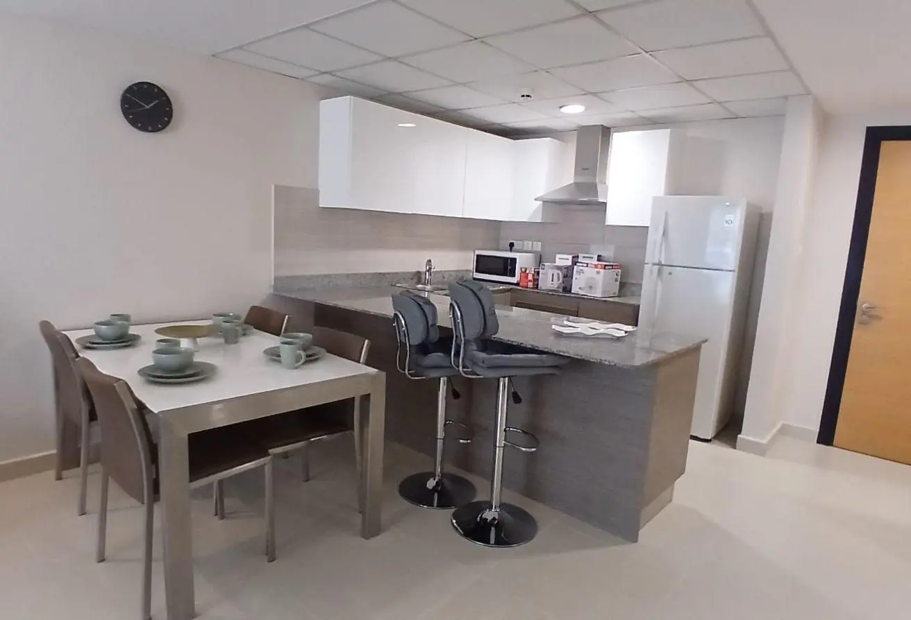 Luxury 2BR | Housekeeping | Gym Pool | Sea View