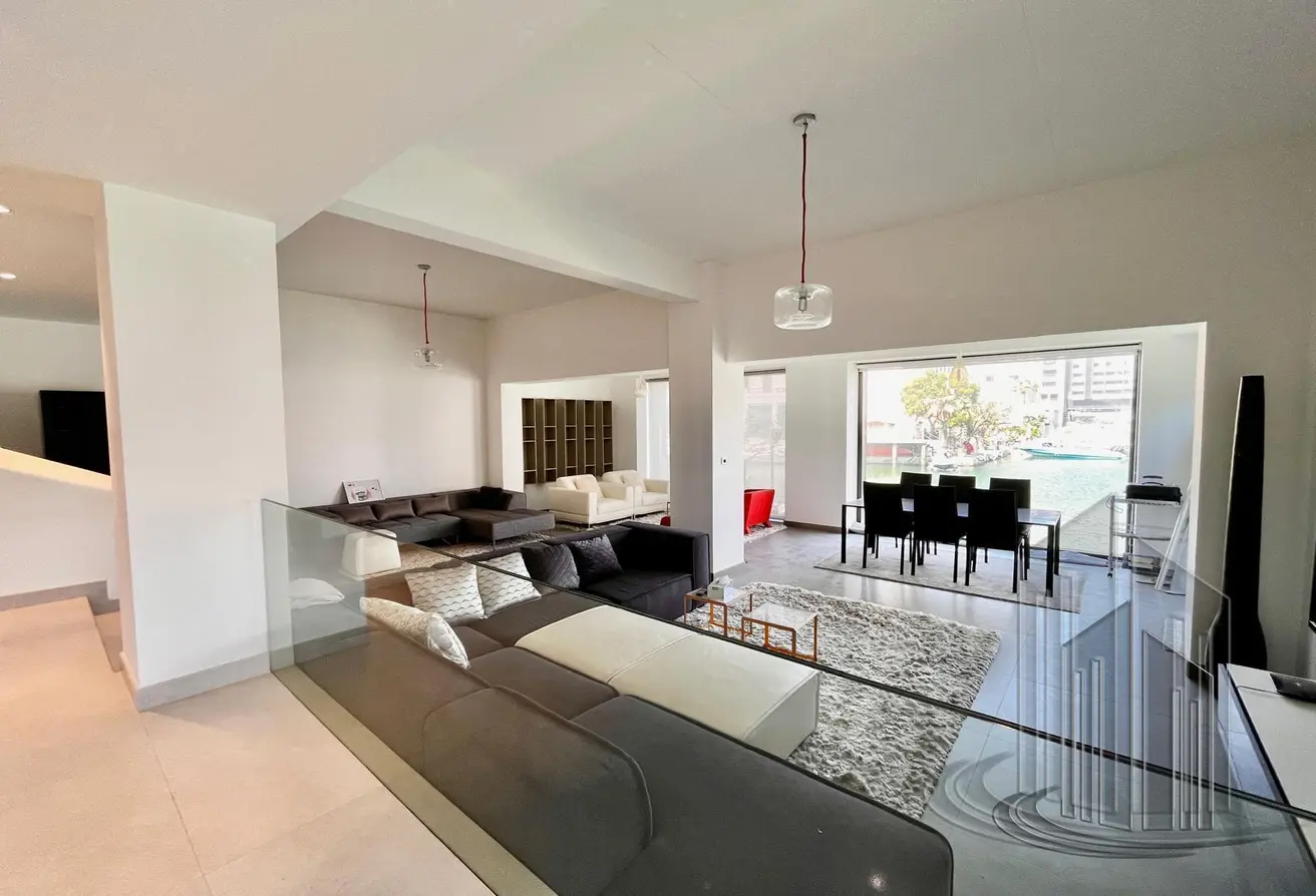 Refurbished Corner Villa with Amazing Canal View
