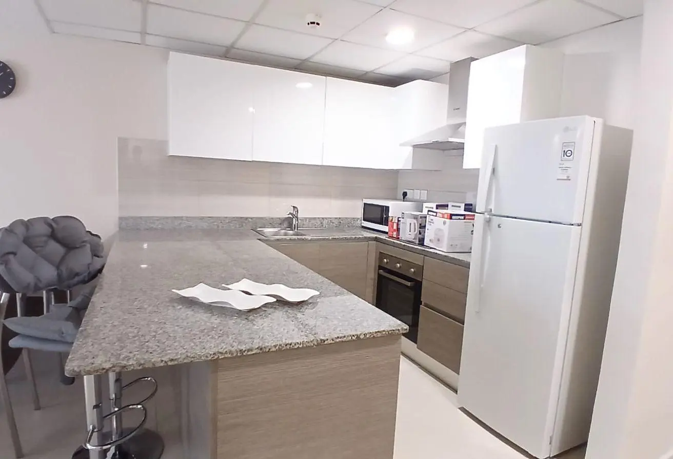 Luxury 2BR | Housekeeping | Gym Pool | Sea View