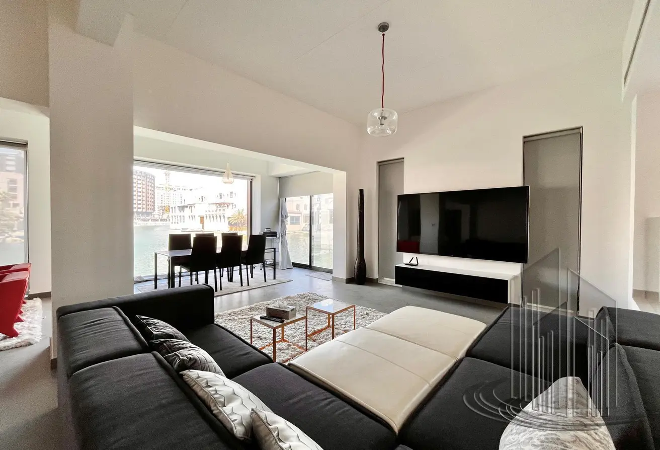 Refurbished Corner Villa with Amazing Canal View