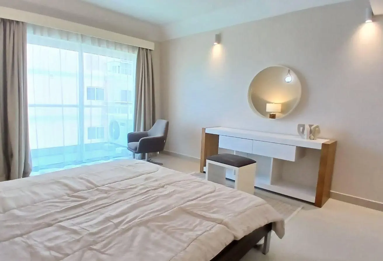 Luxury 2BR | Housekeeping | Gym Pool | Sea View