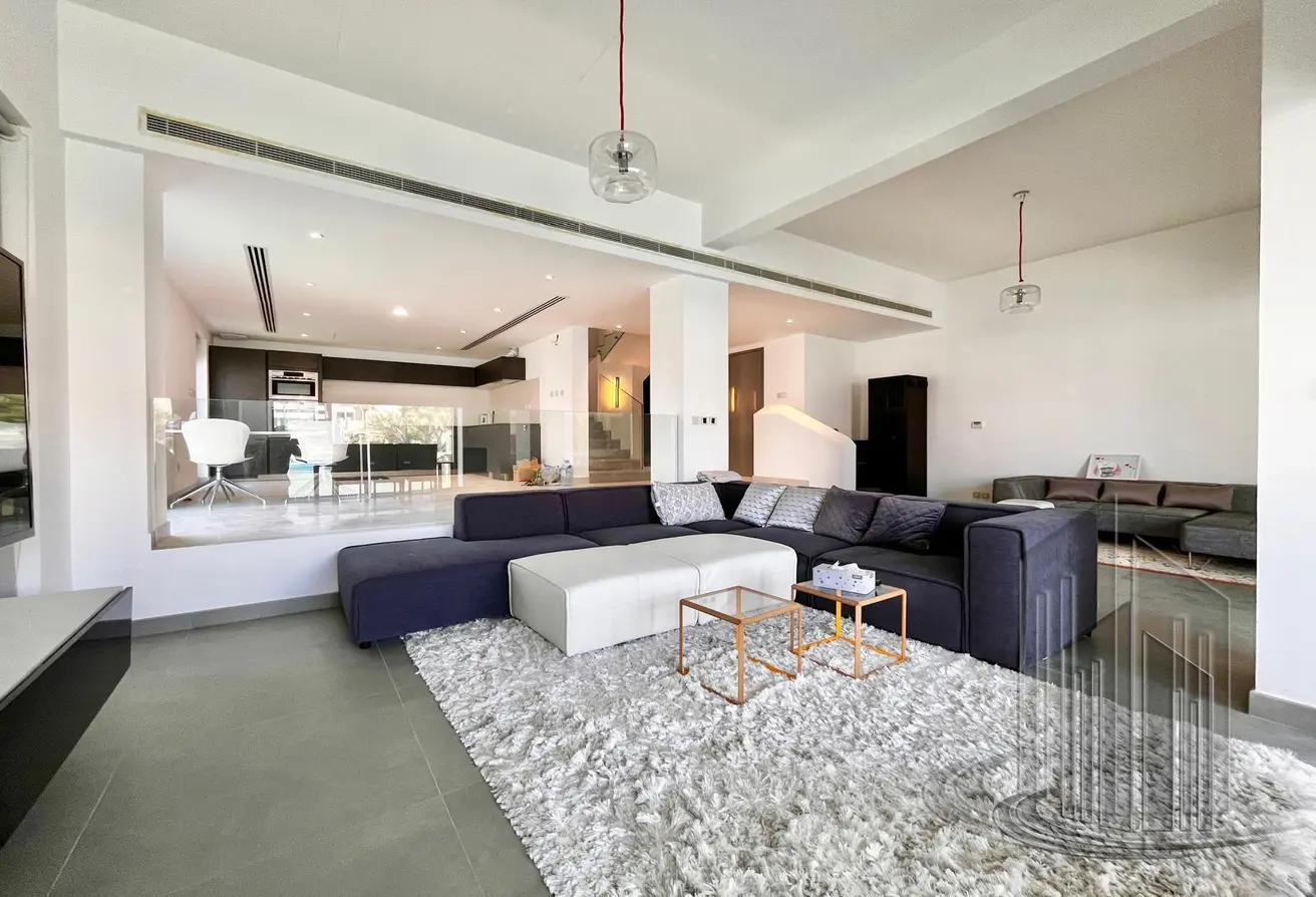 Refurbished Corner Villa with Amazing Canal View