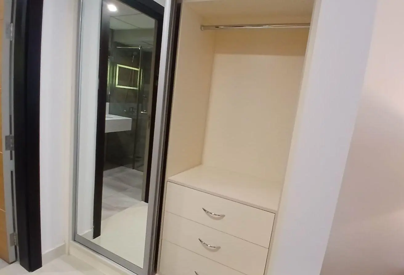 Luxury 2BR | Housekeeping | Gym Pool | Sea View