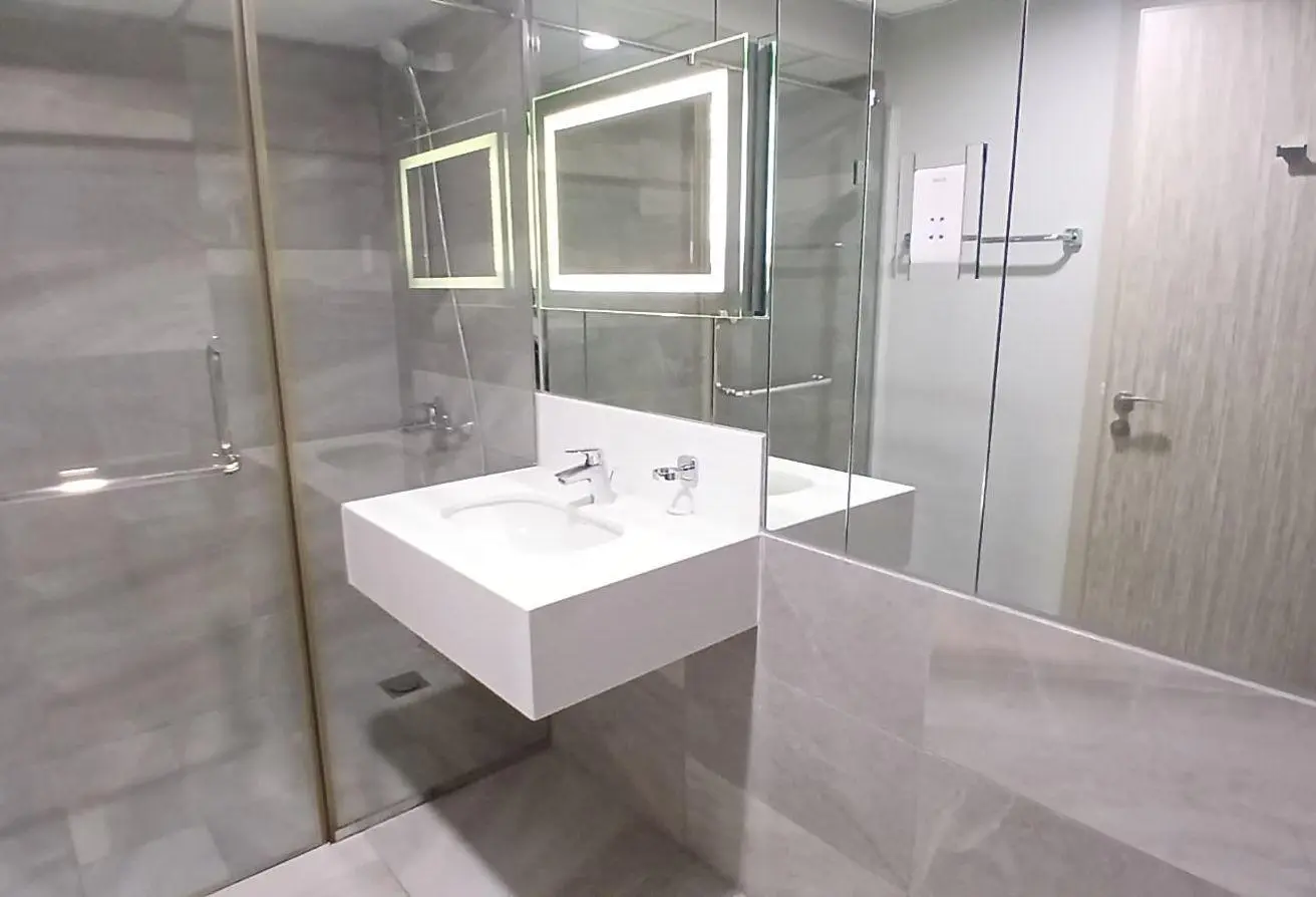 Luxury 2BR | Housekeeping | Gym Pool | Sea View