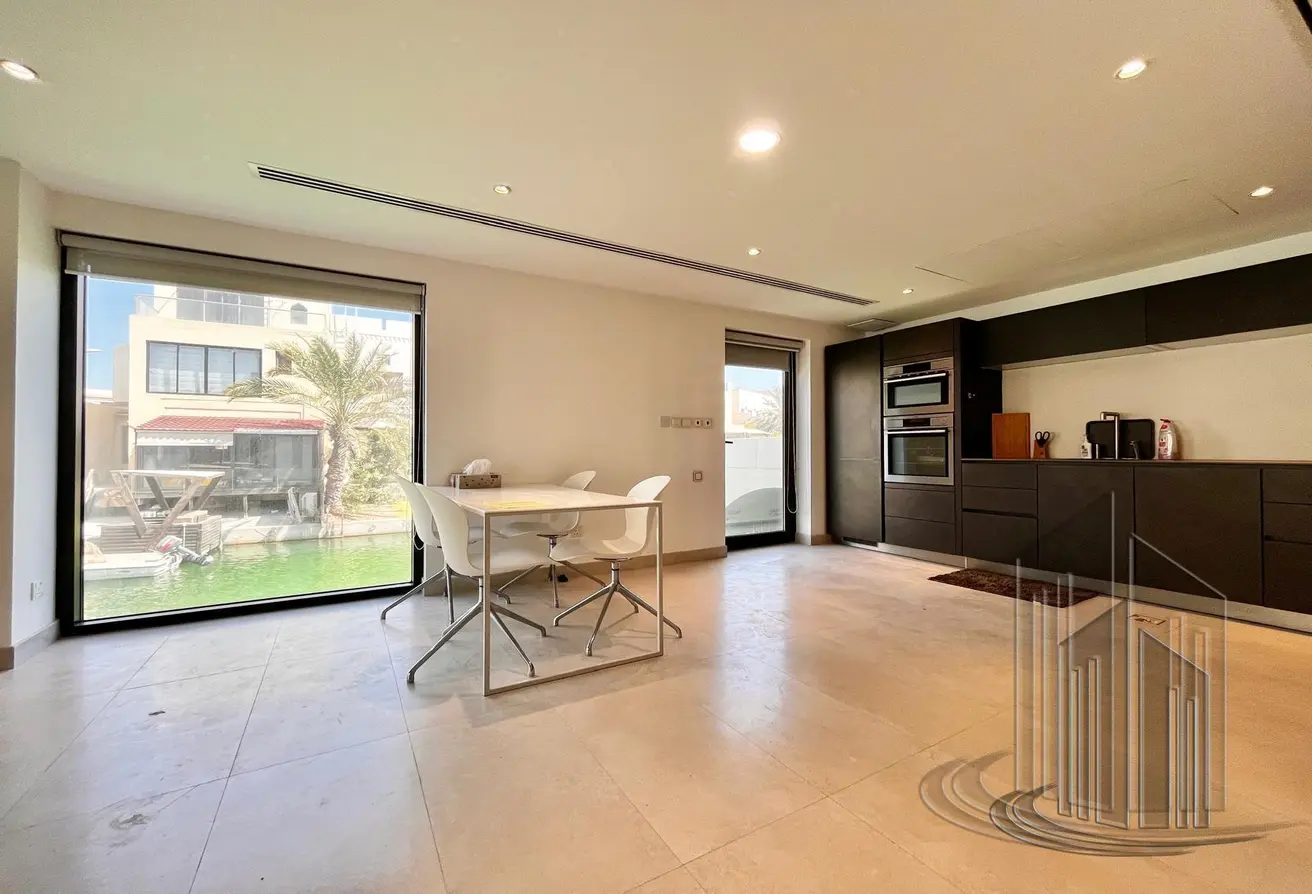 Refurbished Corner Villa with Amazing Canal View