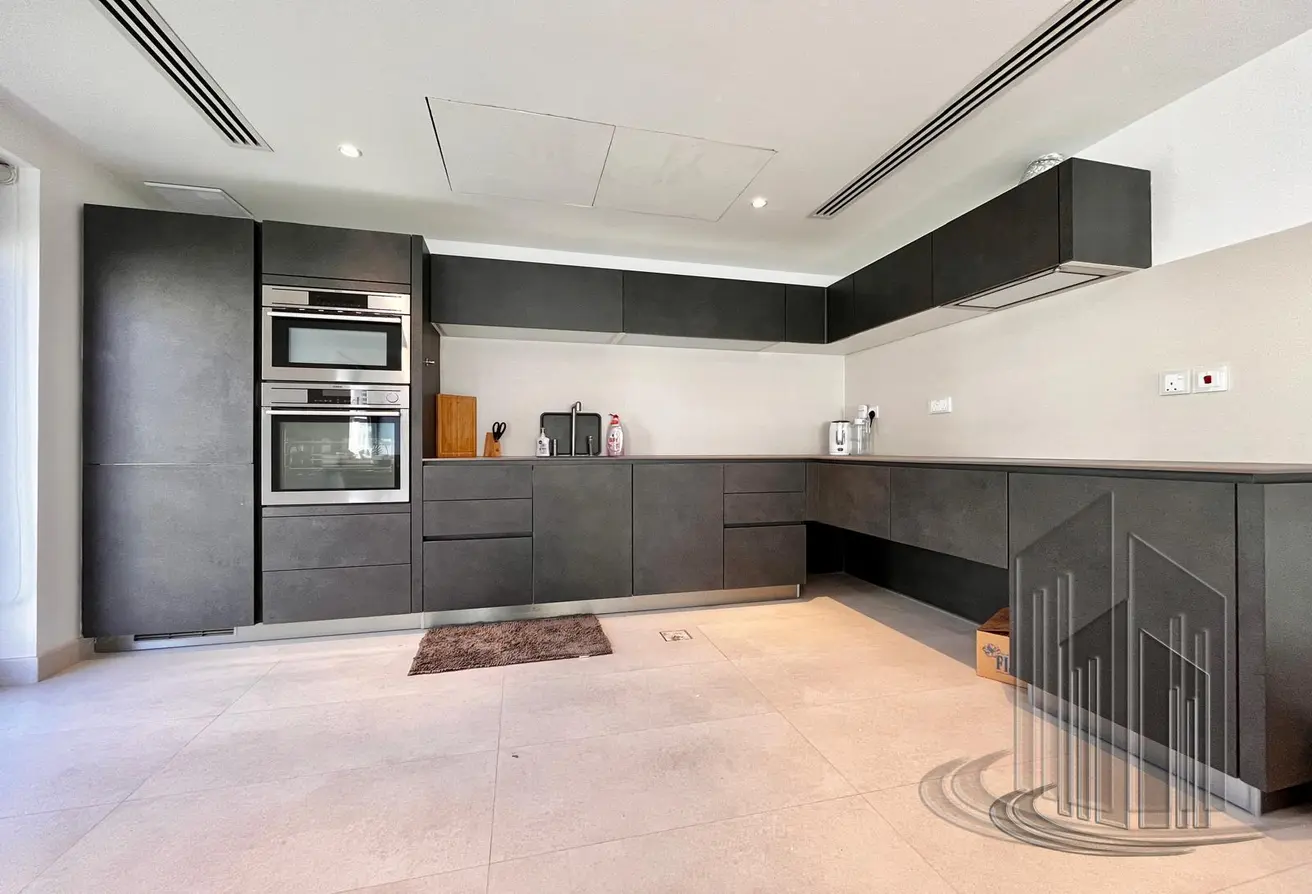 Refurbished Corner Villa with Amazing Canal View