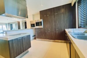 Discover this spacious apartment in Reef Island