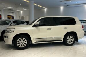 Toyota Land Cruiser GXR V8 Model: 2017