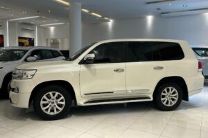 Toyota Land Cruiser GXR V8 Model: 2017