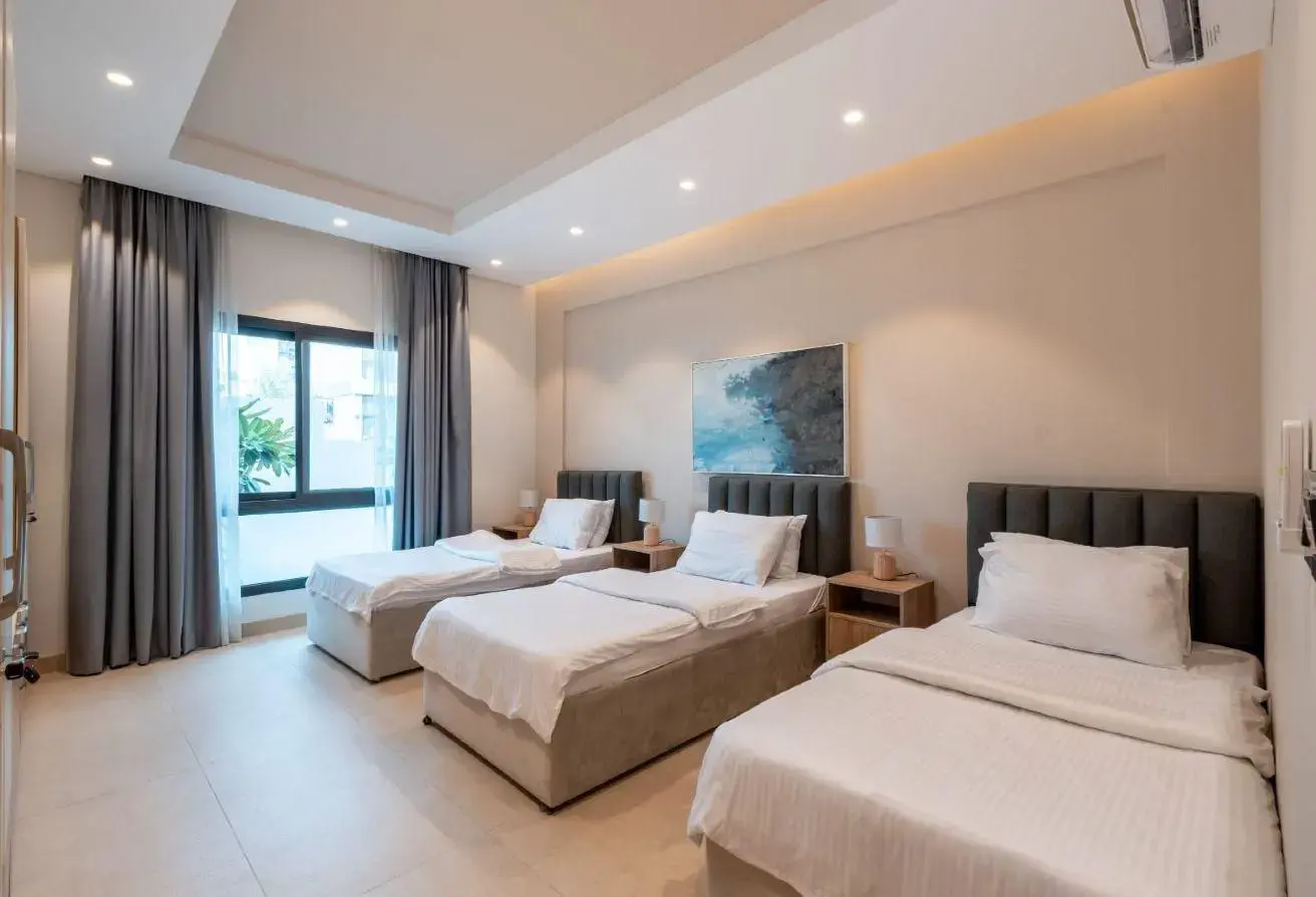 Safe and Luxurious Villas for Daily Rent in Budaiya: Spacious Rooms Available