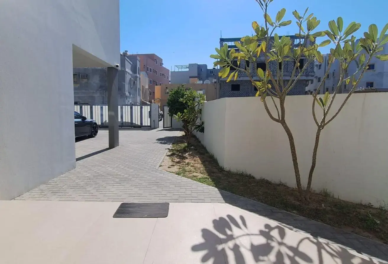 Safe and Luxurious Villas for Daily Rent in Budaiya: Spacious Rooms Available