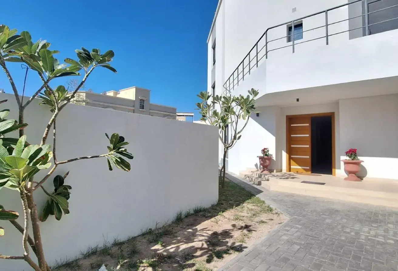 Safe and Luxurious Villas for Daily Rent in Budaiya: Spacious Rooms Available