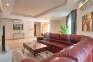 Safe and Luxurious Villas for Daily Rent in Budaiya: Spacious Rooms Available